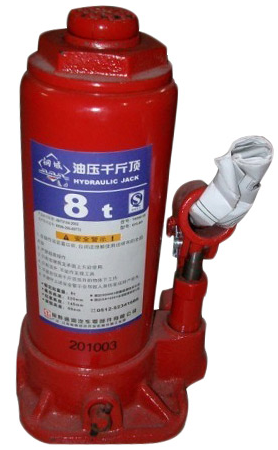 怎样使用宝山油压千斤顶起升货物？